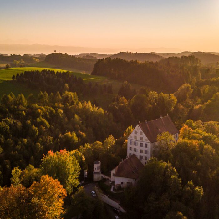 Schloss Achberg, Luftaufnahme im Herbst | Foto Erika Duerr