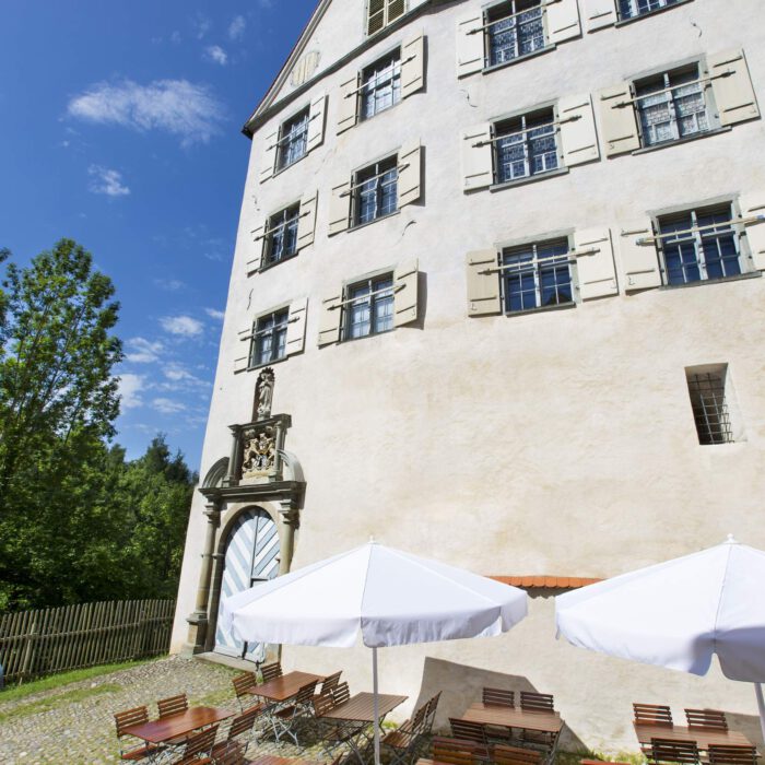 Schloss Achberg, Sitzplätze im Innenhof | Foto Karin Volz